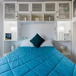 2 - 5 Mins From & Bars Apartamento
