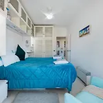 2 - 5 Mins From & Bars Apartamento *