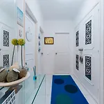 2 - 5 Mins From & Bars Apartamento *