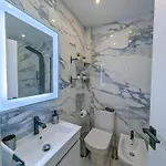 2 - 5 Mins From & Bars Apartamento