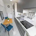 2 - 5 Mins From & Bars Apartamento *