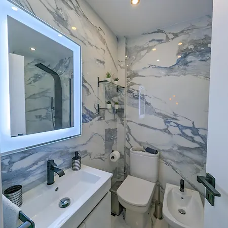 2 - 5 Mins From & Bars Appartement