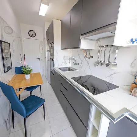 Appartement 2 - 5 Mins From & Bars
