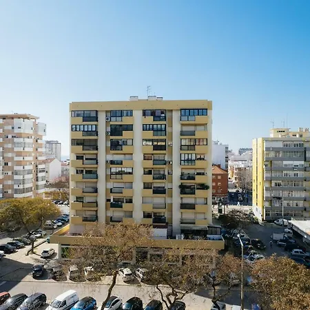 2 - 5 Mins From & Bars Appartement