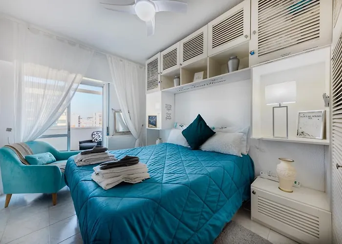 2 - 5 Mins From & Bars * Costa de Caparica