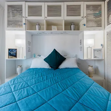 2 - 5 Mins From & Bars Apartament