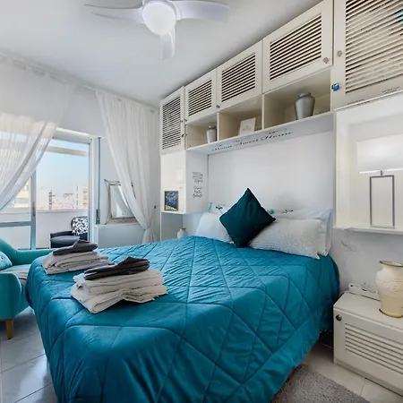 2 - 5 Mins From & Bars * Costa de Caparica