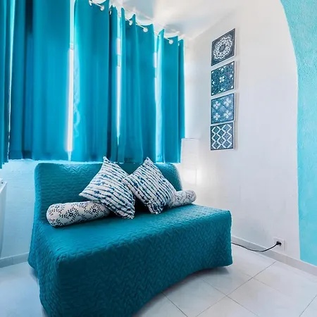 2 - 5 Mins From & Bars Apartment