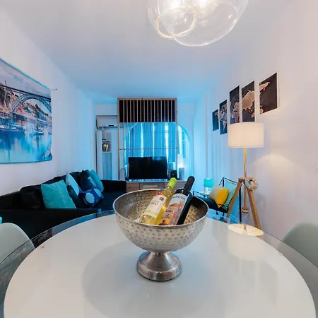 2 - 5 Mins From & Bars * Costa da Caparica