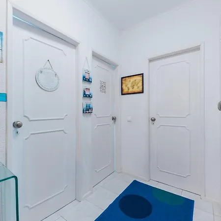 2 - 5 Mins From & Bars *