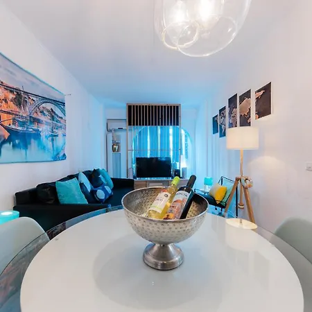 2 - 5 Mins From & Bars * Costa da Caparica