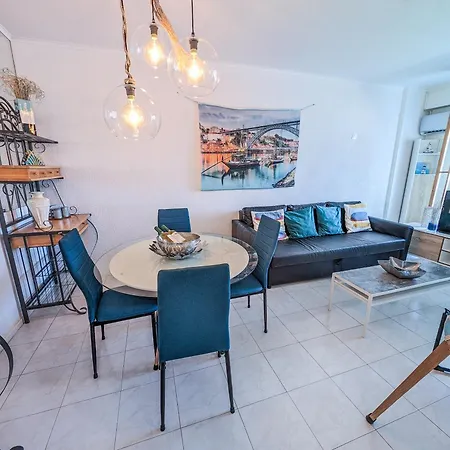Apartment 2 - 5 Mins From & Bars *