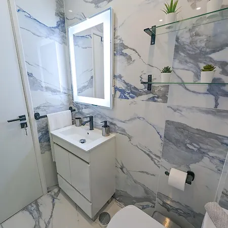 2 - 5 Mins From & Bars * 卡帕里卡海岸