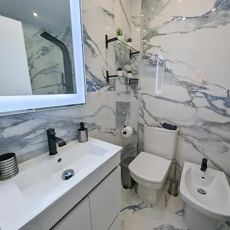 2 - 5 Mins From & Bars Apartment *