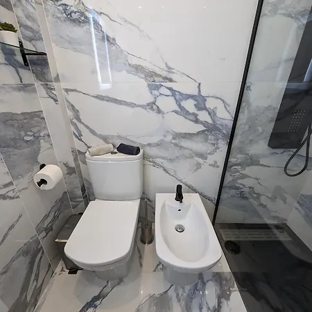 2 - 5 Mins From & Bars * Costa de Caparica