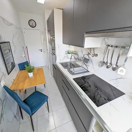 2 - 5 Mins From & Bars 公寓 *