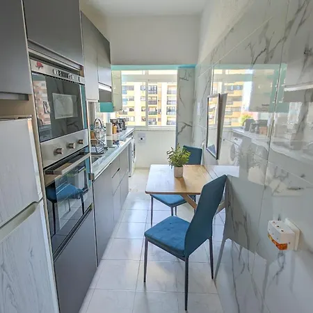 2 - 5 Mins From & Bars Apartment *