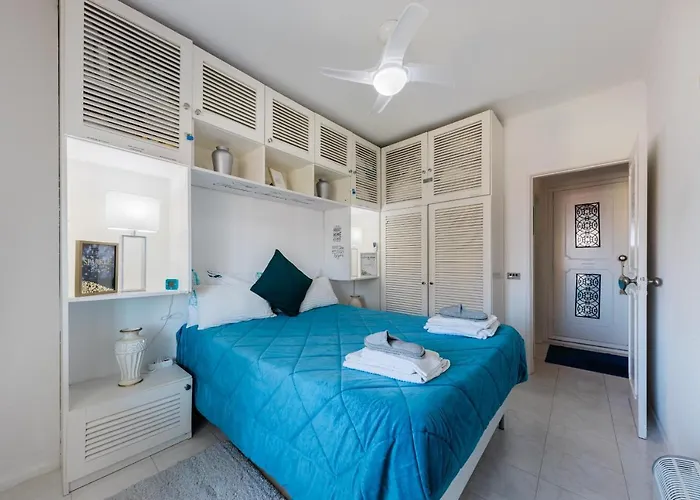 2 - 5 Mins From & Bars *