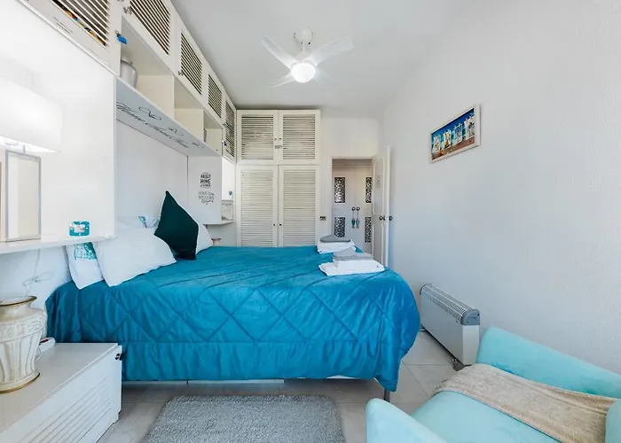 2 - 5 Mins From & Bars Апартаменты *