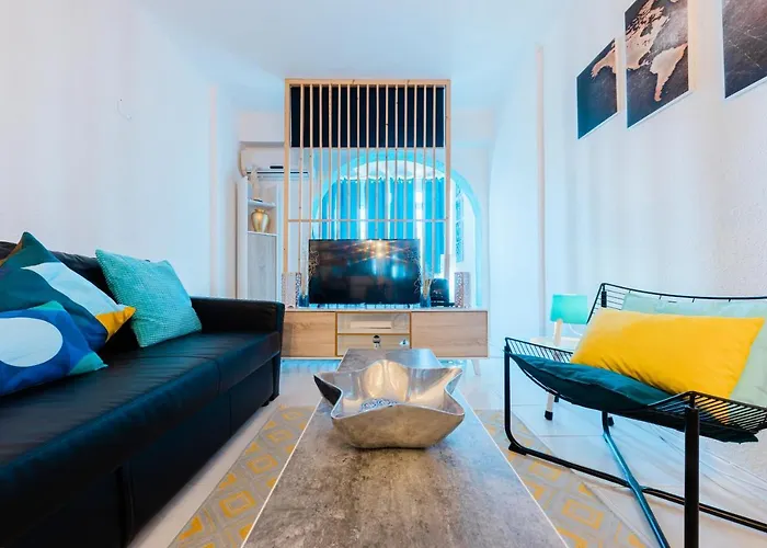 2 - 5 Mins From & Bars *