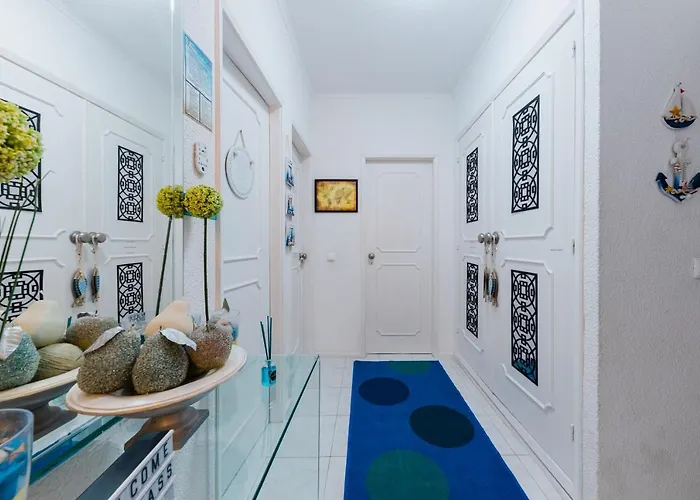 2 - 5 Mins From & Bars Апартаменты *