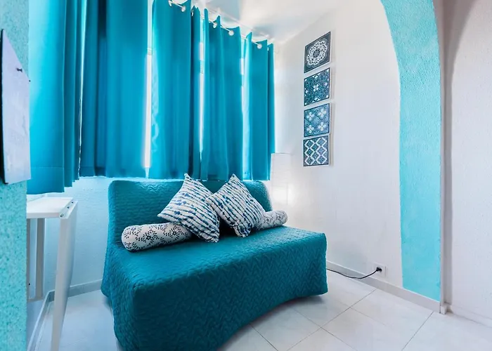 2 - 5 Mins From & Bars Апартаменты