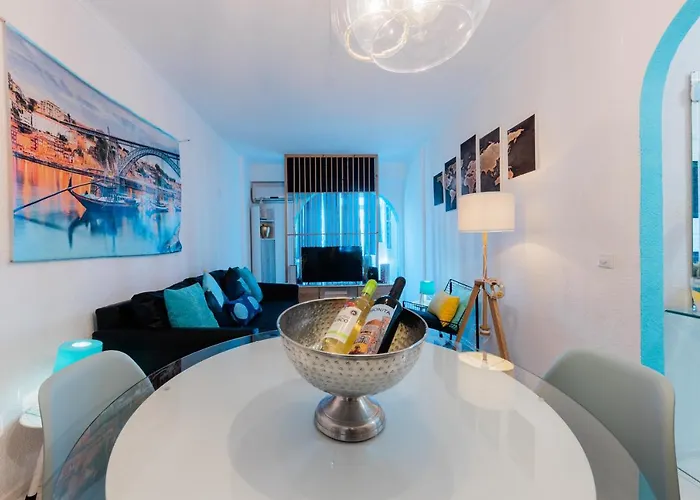 2 - 5 Mins From & Bars * Кошта-да-Капарика