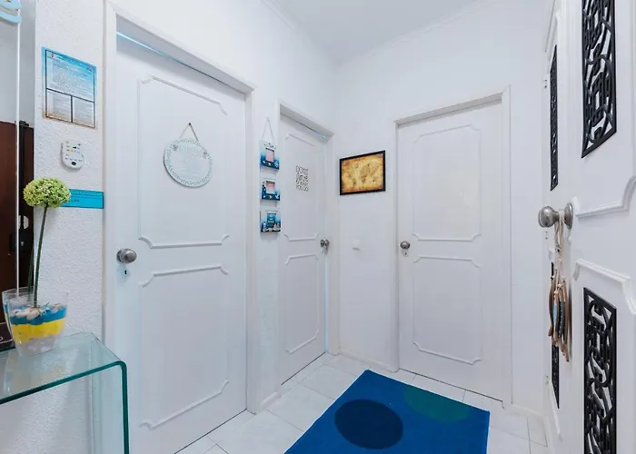 2 - 5 Mins From & Bars *