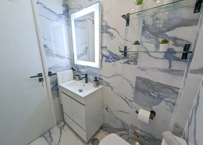 2 - 5 Mins From & Bars * Costa da Caparica