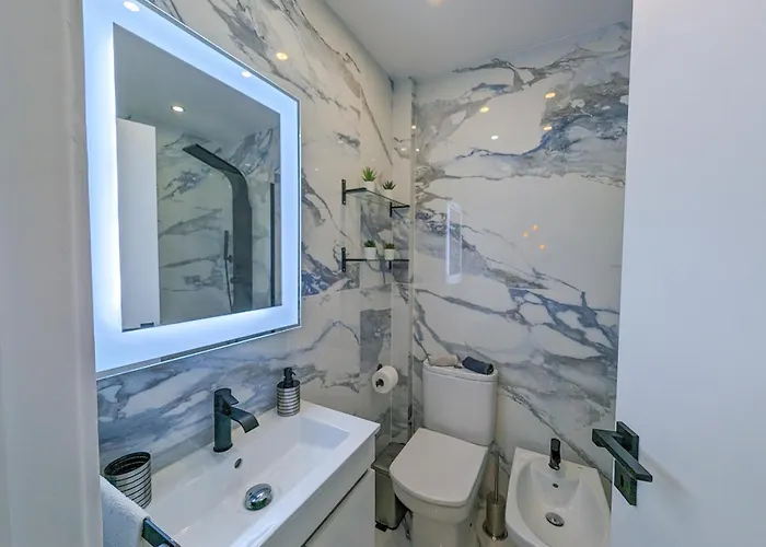 2 - 5 Mins From & Bars Апартаменты