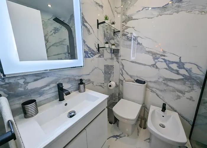 2 - 5 Mins From & Bars Апартаменты *