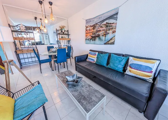 2 - 5 Mins From & Bars Апартаменты