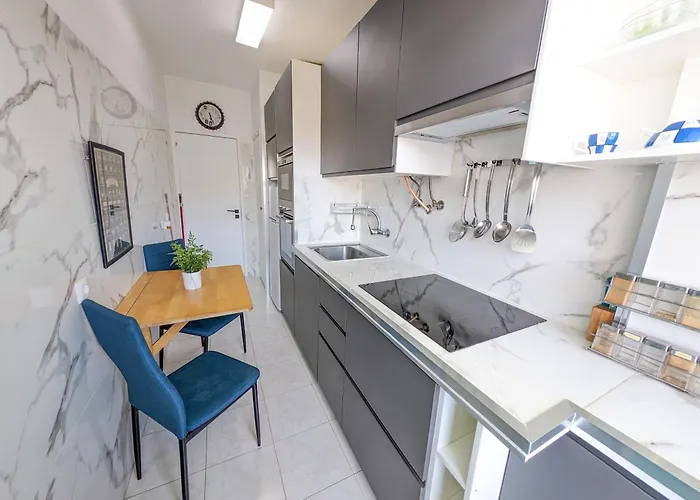 Апартаменты 2 - 5 Mins From & Bars