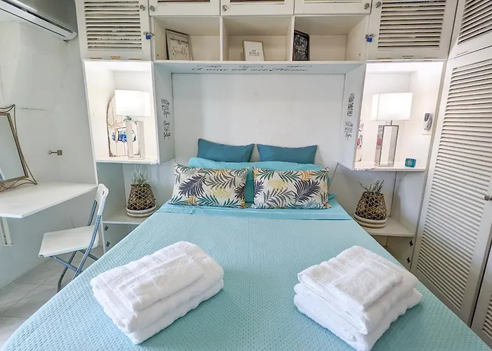 2 - 5 Mins From & Bars * Costa da Caparica