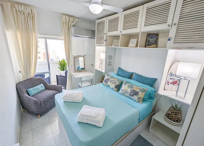 2 - 5 Mins From & Bars Апартаменты