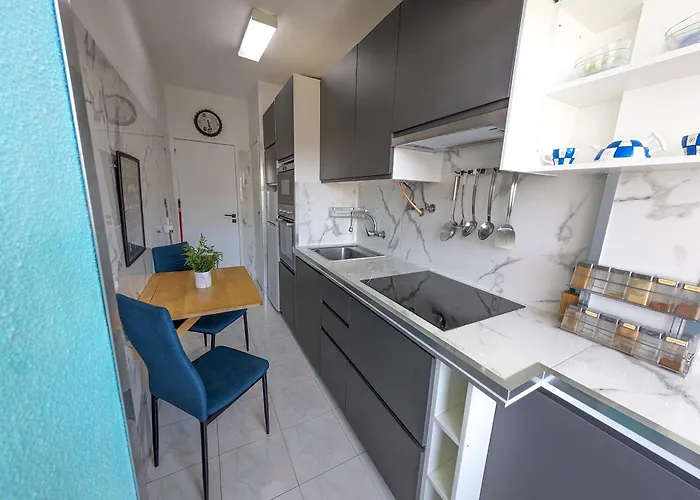 Appartement 2 - 5 Mins From & Bars
