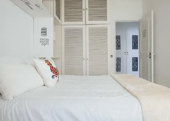 2 - 5 Mins From & Bars Кошта-да-Капарика